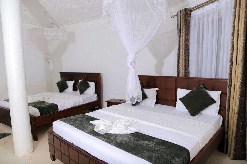 Airport Hotel Entebbe Presidential Apartment, Kitchen, Lake View 4