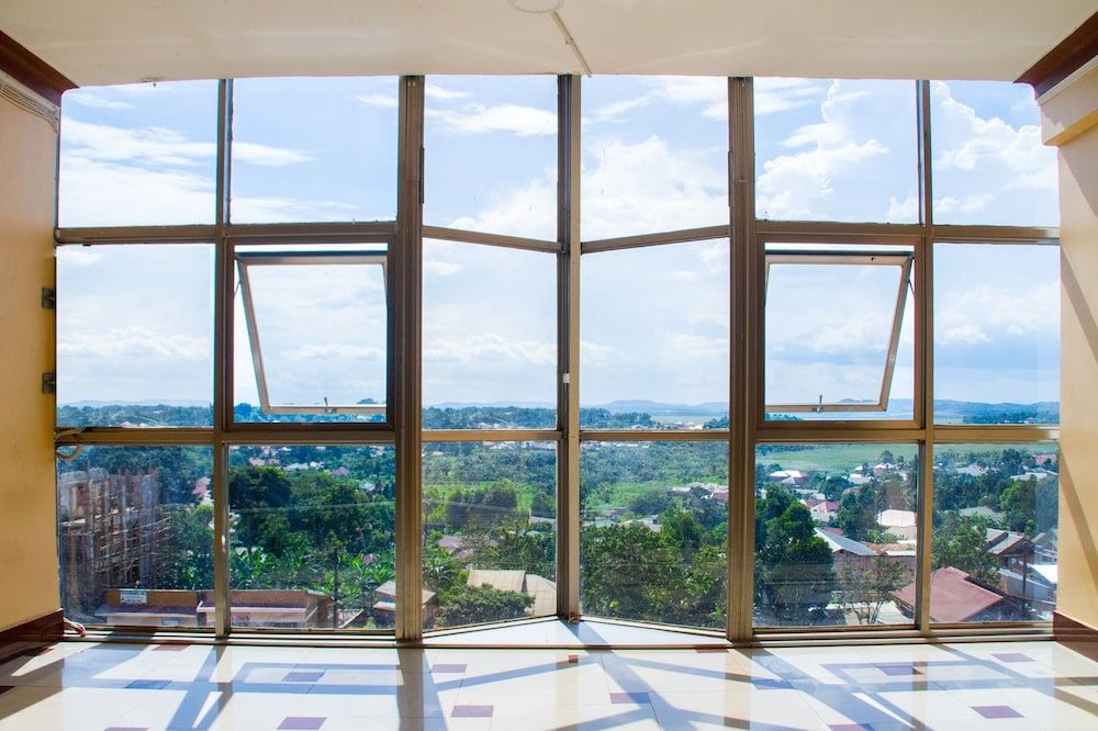 Airport Hotel Entebbe Presidential Apartment, Kitchen, Lake View 5