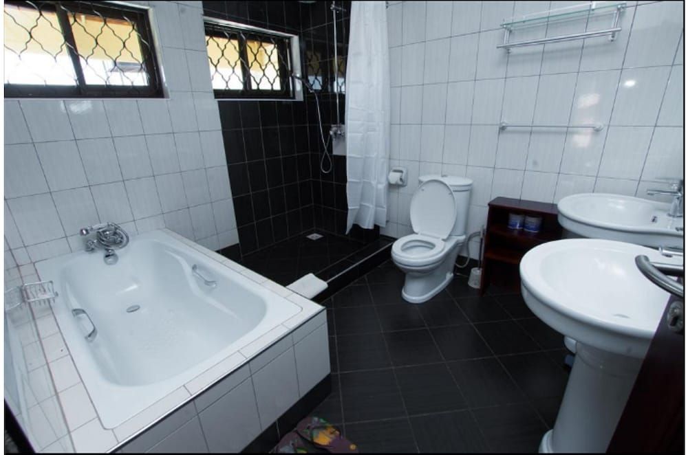 Airport Hotel Entebbe Presidential Apartment, Kitchen, Lake View 6