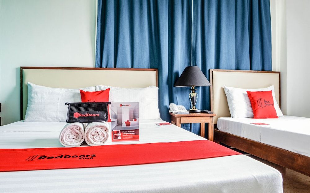RedDoorz Plus near Rizal Junction Deluxe Room 4