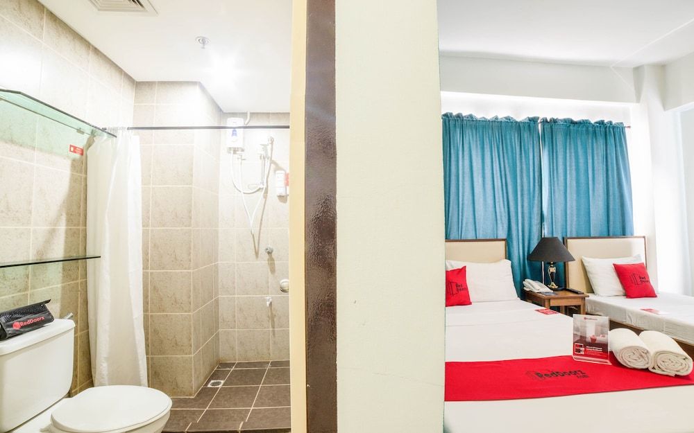 RedDoorz Plus near Rizal Junction Deluxe Room 11