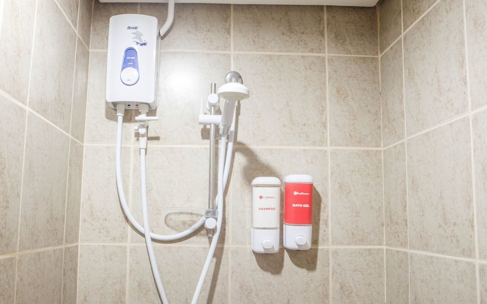 RedDoorz Plus near Rizal Junction Deluxe Room 12