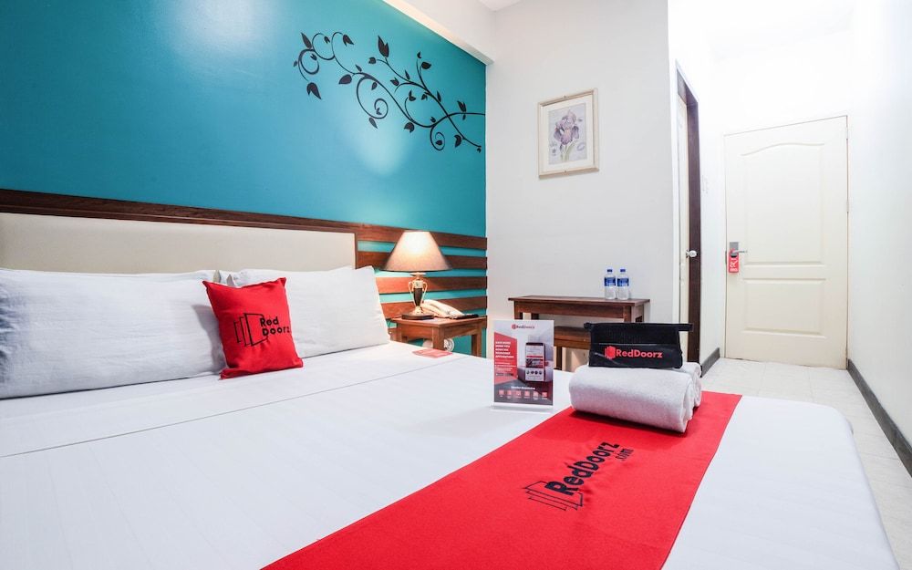 RedDoorz Plus near Rizal Junction Double Room 4