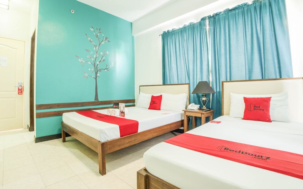 RedDoorz Plus near Rizal Junction Deluxe Room 7
