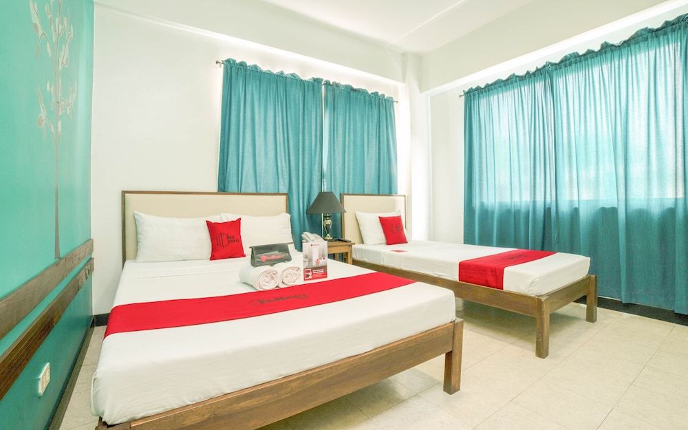 RedDoorz Plus near Rizal Junction Deluxe Room 9