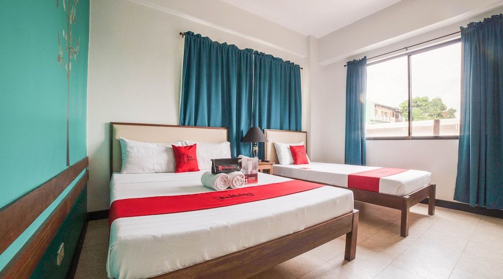 RedDoorz Plus near Rizal Junction Deluxe Room 3
