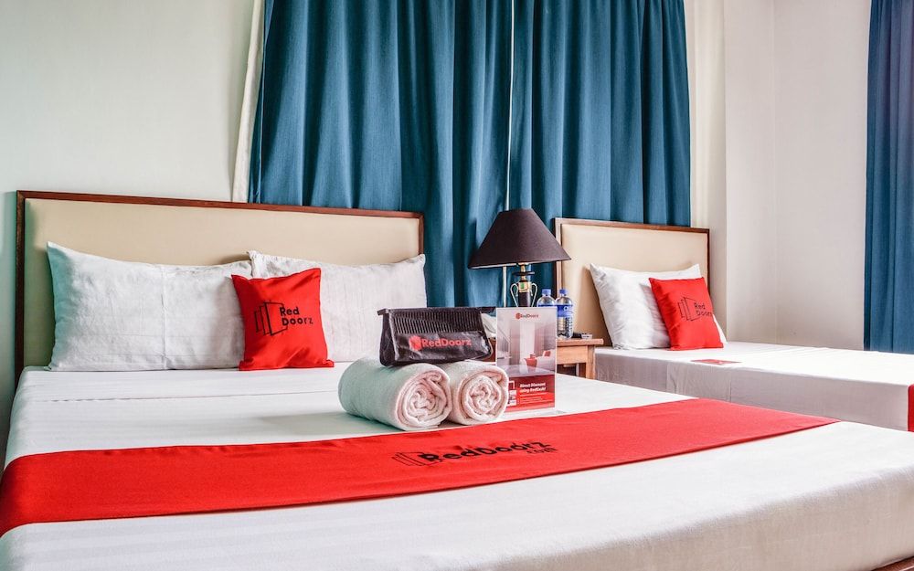 RedDoorz Plus near Rizal Junction Deluxe Room 8