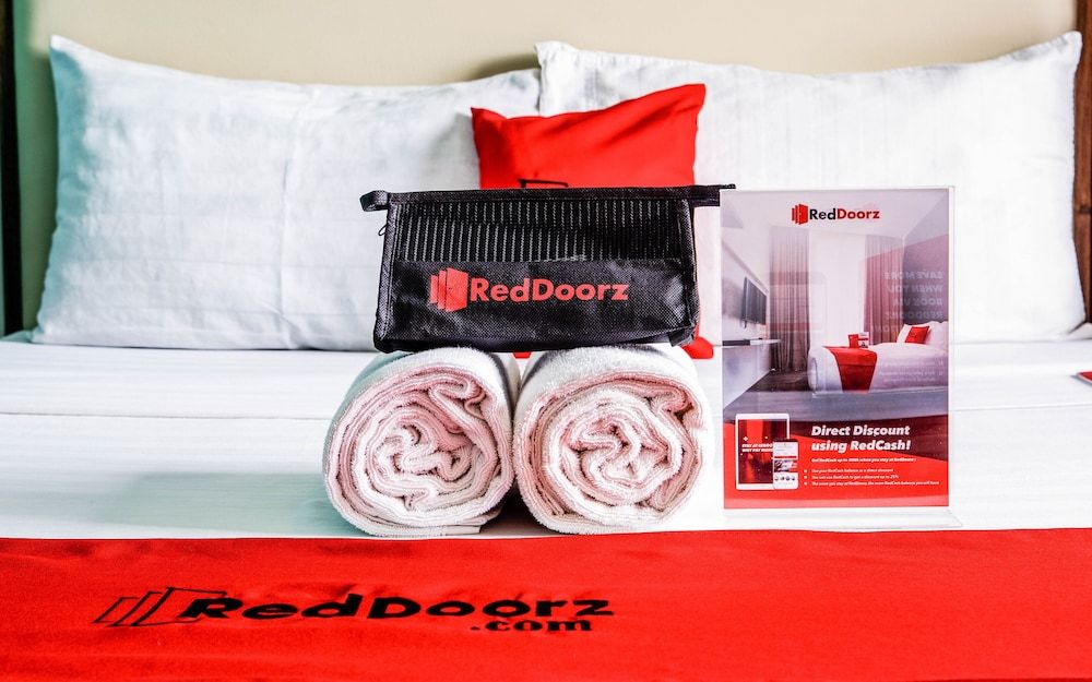 RedDoorz Plus near Rizal Junction Deluxe Room 2