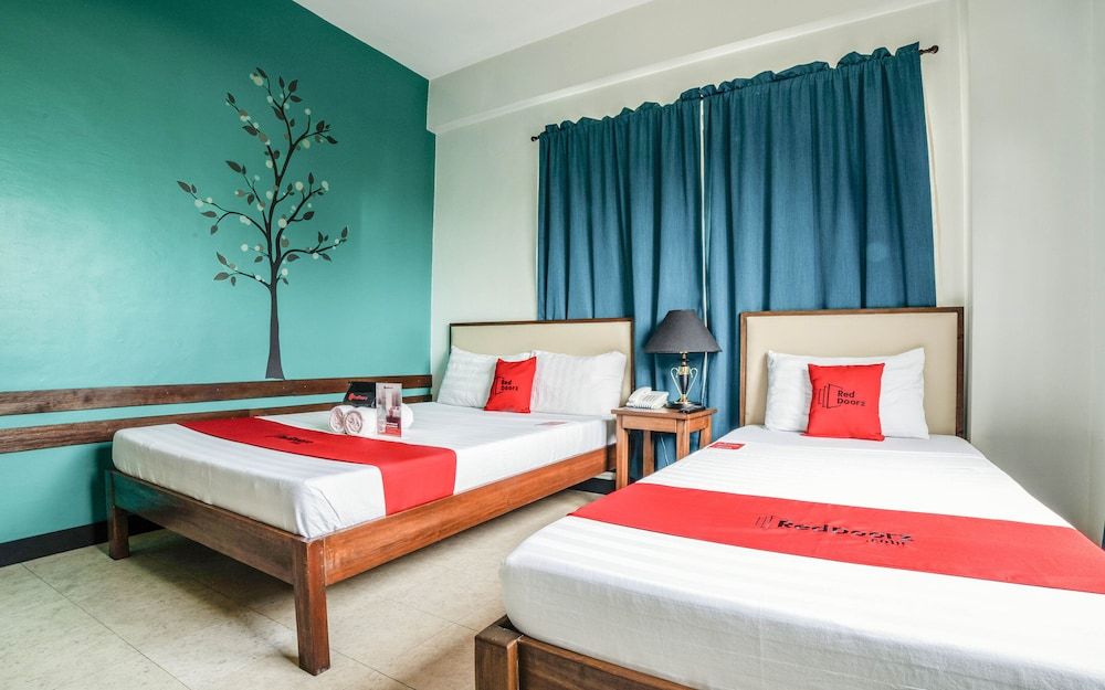 RedDoorz Plus near Rizal Junction Deluxe Room 5