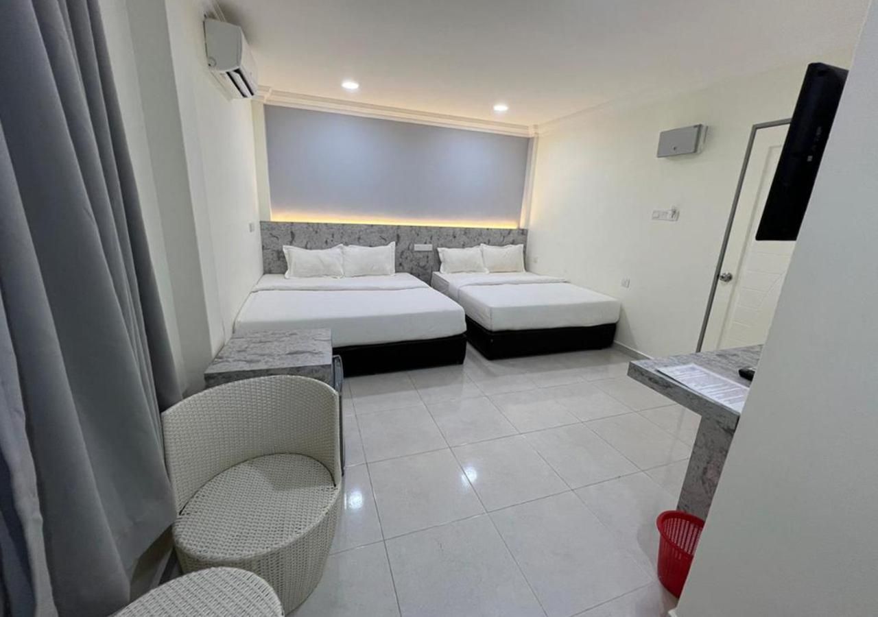 undefined D'Lima Beach Inn 8