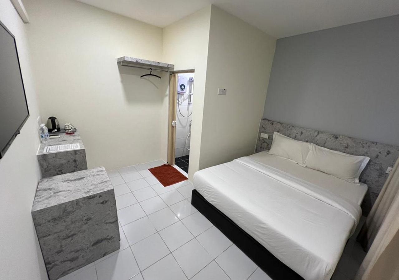 D'Lima Beach Inn Queen 2