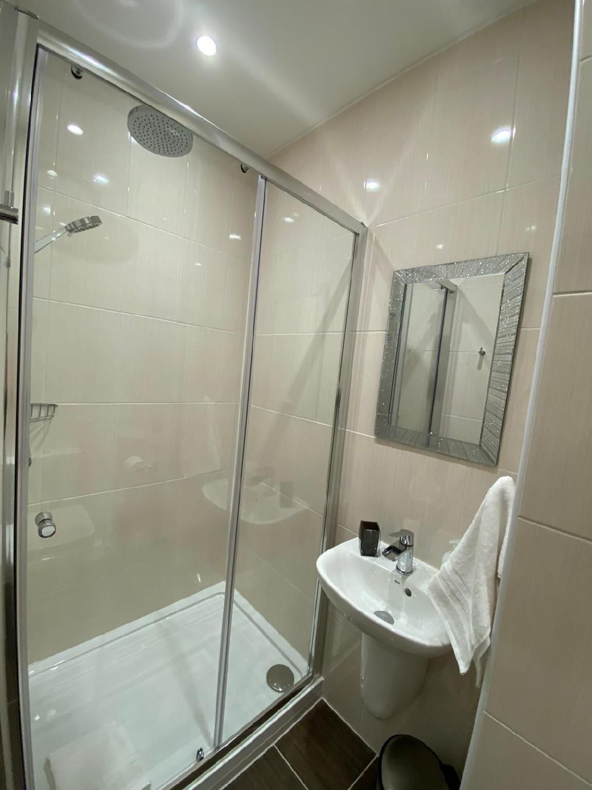 Apartment-City-Ensuite with Shower-Apartment 9