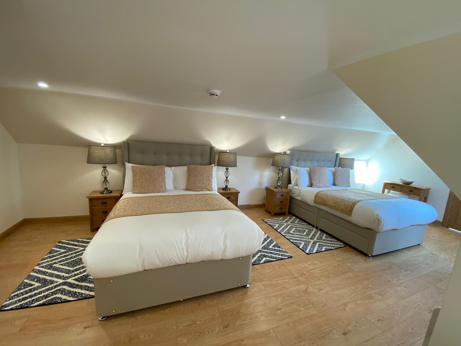 Apartment-Large-Ensuite with Shower-River view