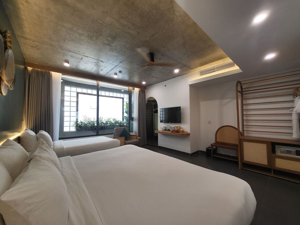 Leaf Beachfront Hotel Da Nang Deluxe Triple Room 3