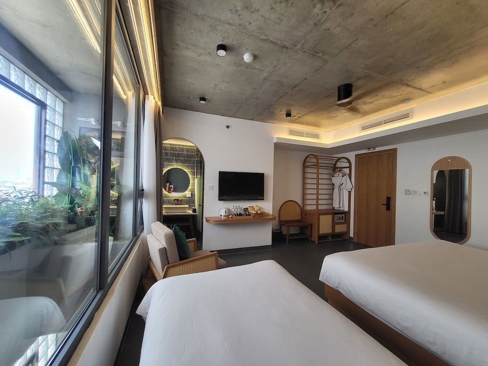 Leaf Beachfront Hotel Da Nang Deluxe Triple Room 5