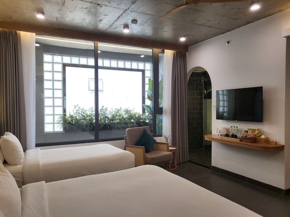 Leaf Beachfront Hotel Da Nang Deluxe Triple Room 6