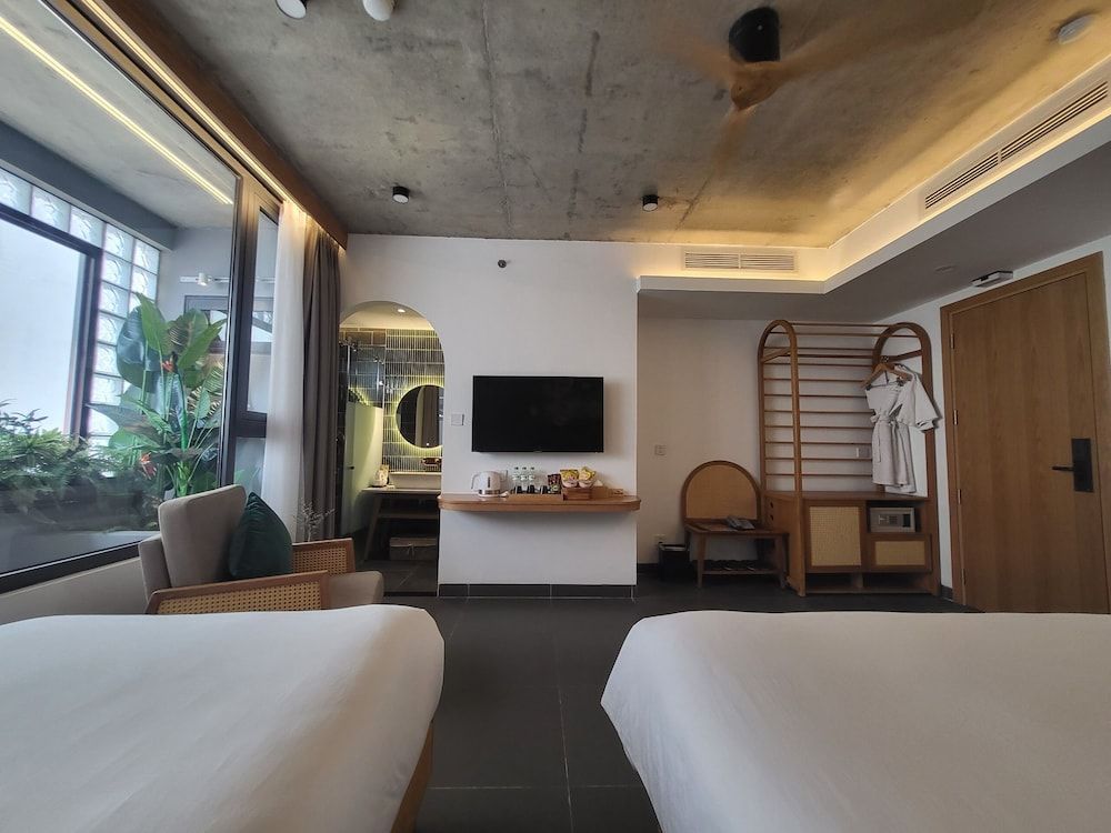 Leaf Beachfront Hotel Da Nang Deluxe Triple Room 2