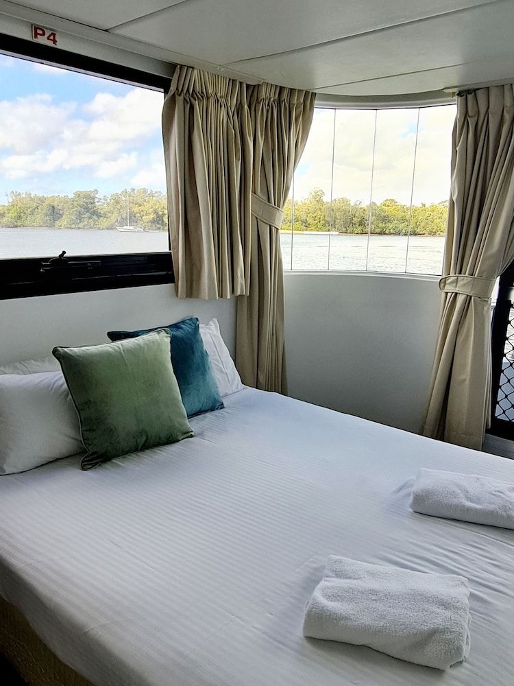 Luxury Houseboat, 4 Bedrooms (The Prestige)