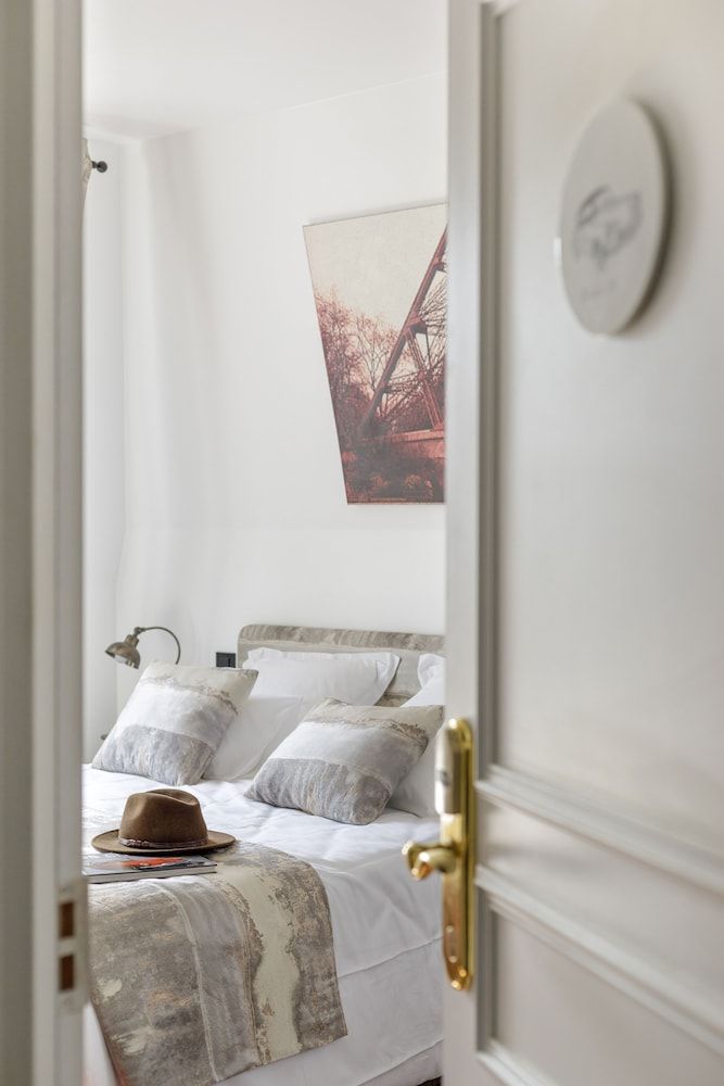 Deluxe Double Room (Citroen DS)
