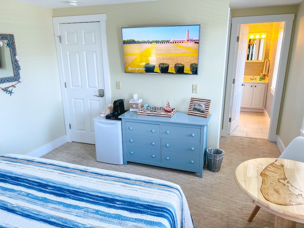 Whaler's Inn Luxury Room, 1 King Bed, Non Smoking, Private Bathroom 9