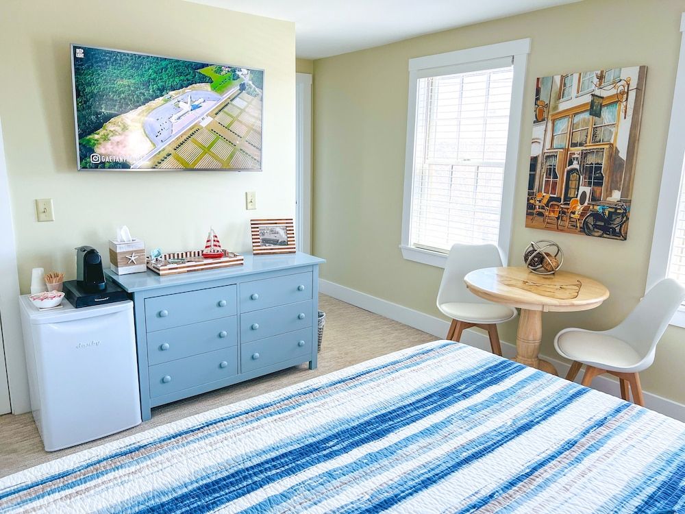 Whaler's Inn Luxury Room, 1 King Bed, Non Smoking, Private Bathroom 8