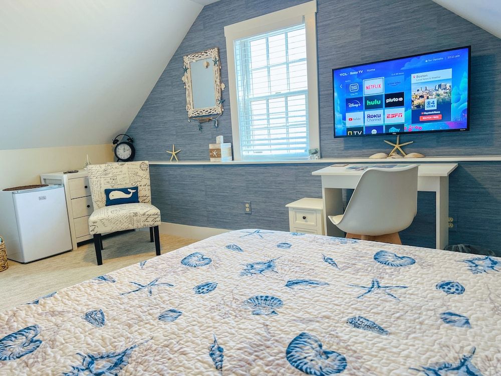 Whaler's Inn Romantic Room, 1 Queen Bed, Non Smoking, Shared Bathroom 10