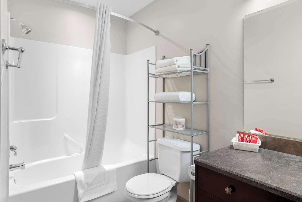 SureStay Plus Hotel by Best Western Hardisty Suite, 1 Queen Bed, Non Smoking, Kitchen (Full Kitchen) 2