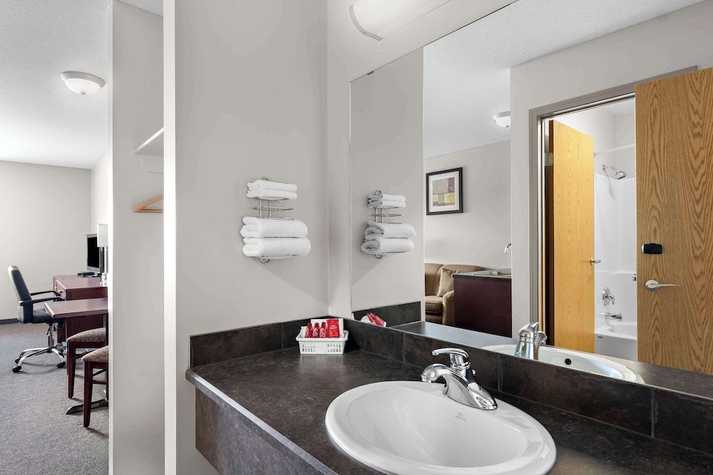 SureStay Plus Hotel by Best Western Hardisty Standard Room, 1 King Bed, Non Smoking, Refrigerator & Microwave 4