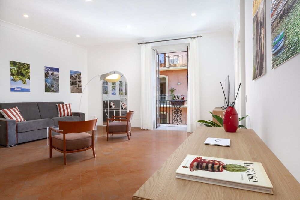 Deluxe Home in Sorrento Old Town with Balconies Design Apartment 15