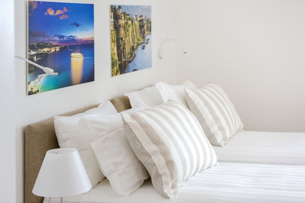 undefined Deluxe Home in Sorrento Old Town with Balconies 5