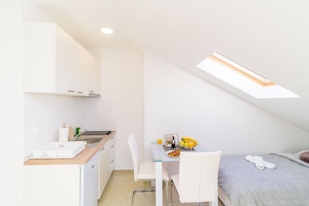 Apartments Šmanjak Studio (Comfort Studio w/ Balcony n City View) 6