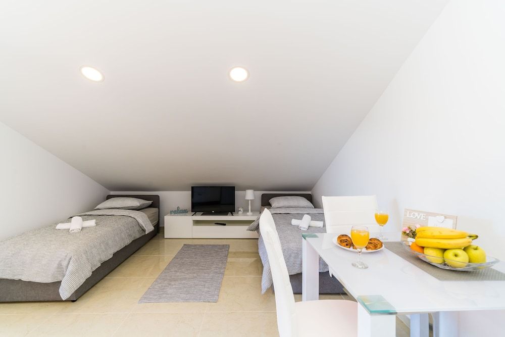 Apartments Šmanjak Studio (Deluxe Studio w/ Balcony n City View) 12