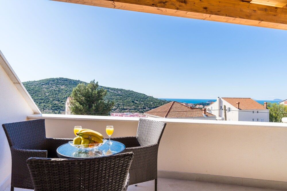 Apartments Šmanjak Studio (Comfort Studio w/ Balcony n City View) 9