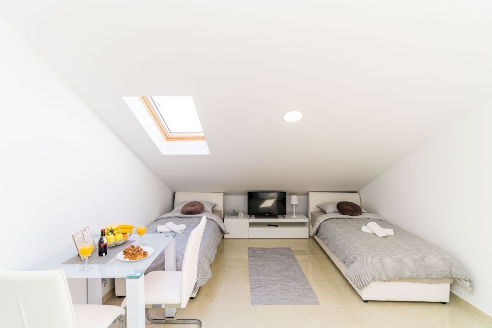 Apartments Šmanjak Studio (Comfort Studio w/ Balcony n City View) 8