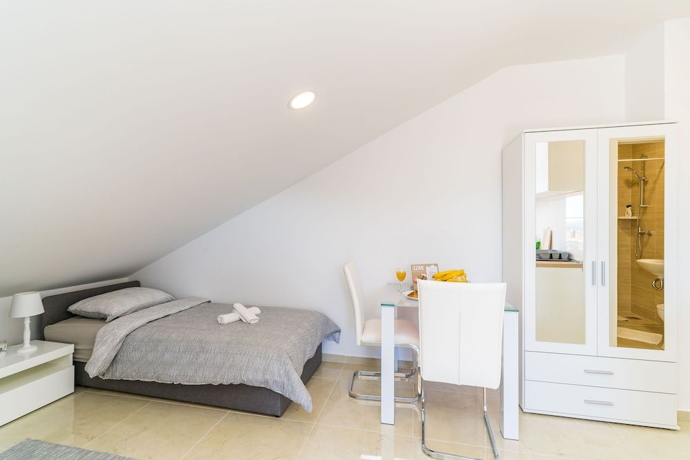 Apartments Šmanjak Studio (Deluxe Studio w/ Balcony n City View) 11