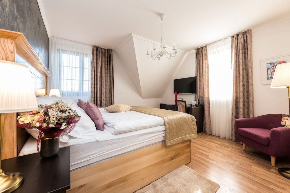 Plitvice Falls Cottage Deluxe King Room 2