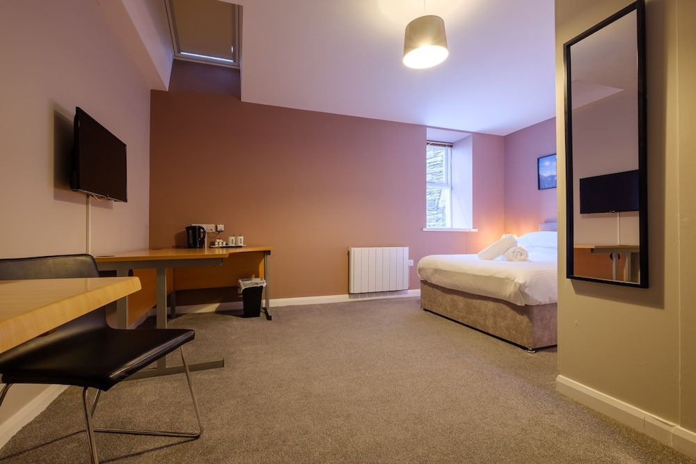 Station Lodge Basic Double Room 4