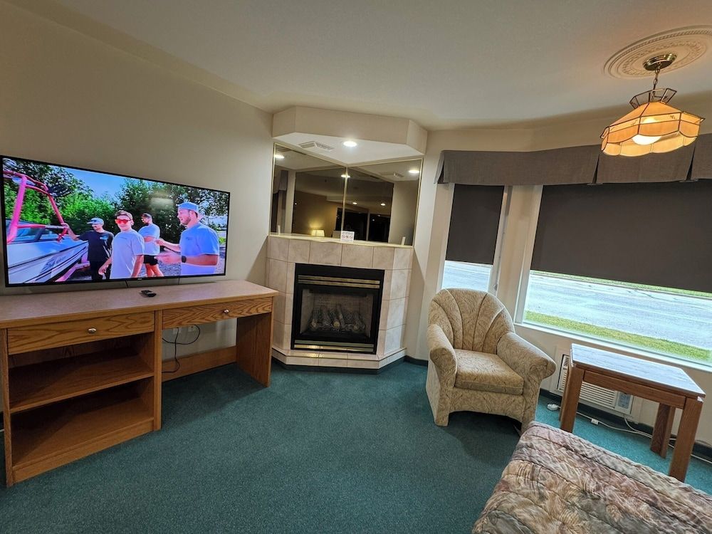 Western Budget Whitecourt 1 & 2 Studio, 1 King Bed, Jetted Tub 14