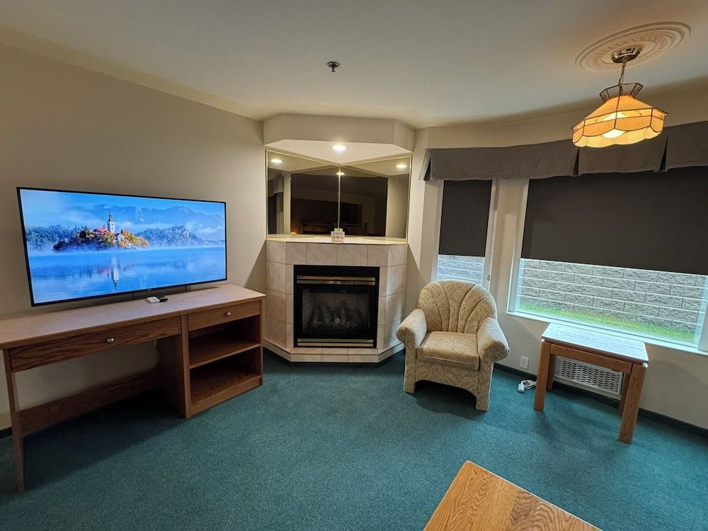 Western Budget Whitecourt 1 & 2 Studio, 1 Queen Bed, Fireplace 4