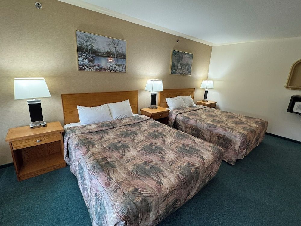 Western Budget Whitecourt 1 & 2 Double Room, 2 Queen Beds, Fireplace 5