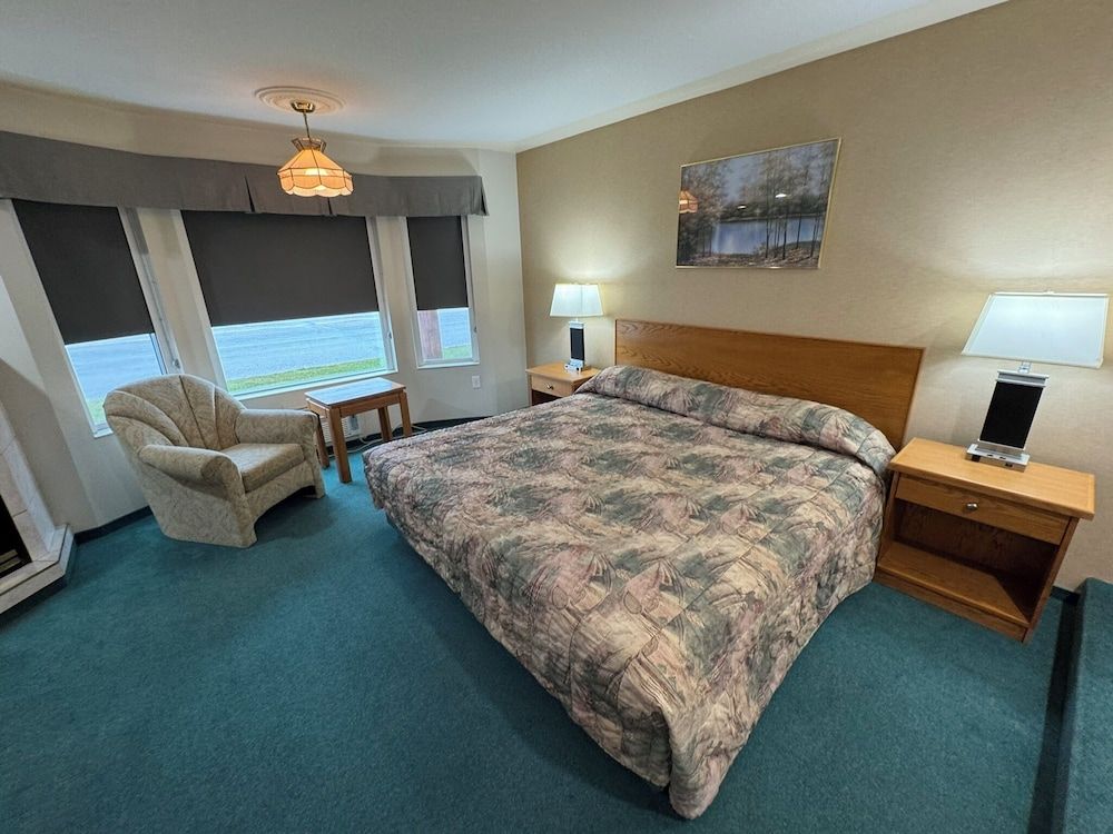 Western Budget Whitecourt 1 & 2 Studio, 1 King Bed, Jetted Tub 2