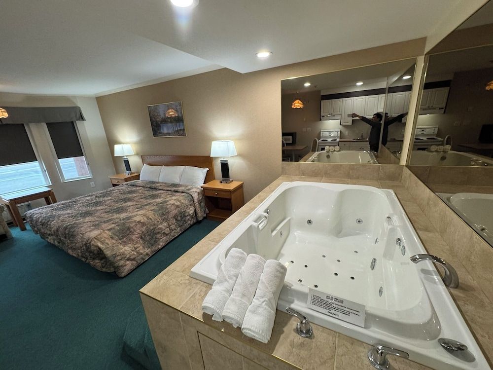 Western Budget Whitecourt 1 & 2 Studio, 1 King Bed, Jetted Tub 11