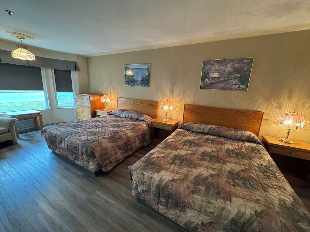 Western Budget Whitecourt 1 & 2 Double Room, 2 Queen Beds, Fireplace 2