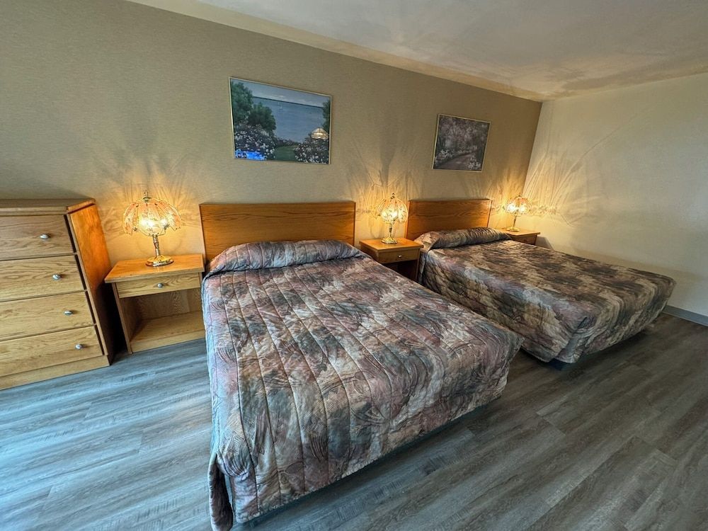 Western Budget Whitecourt 1 & 2 Double Room, 2 Queen Beds, Fireplace 4