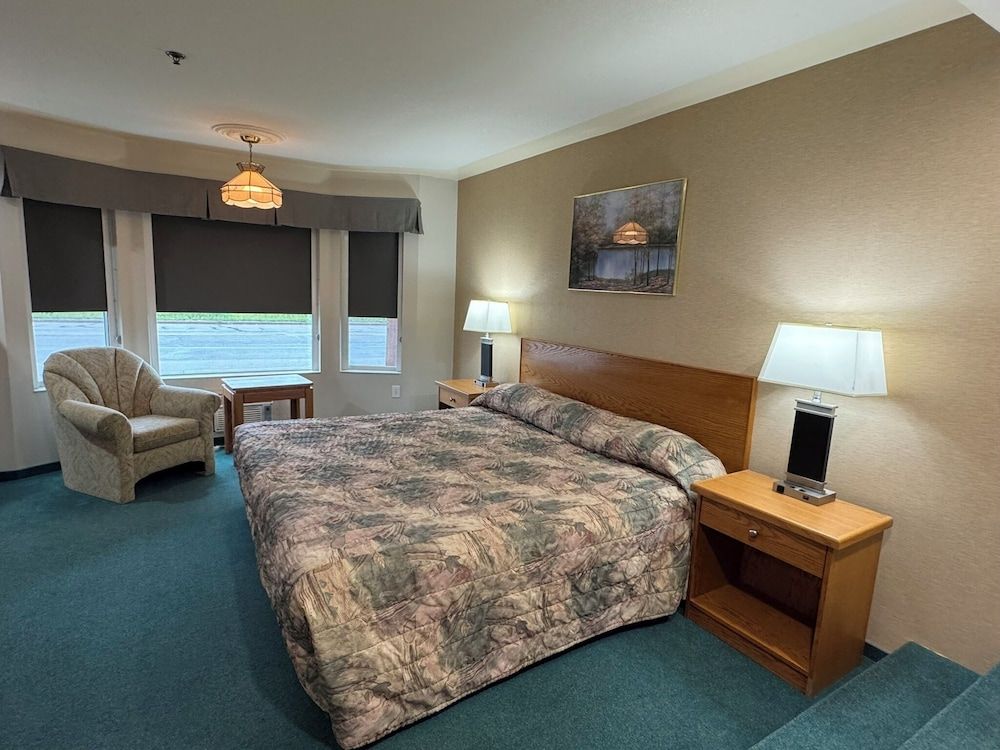 Western Budget Whitecourt 1 & 2 Studio, 1 King Bed, Jetted Tub