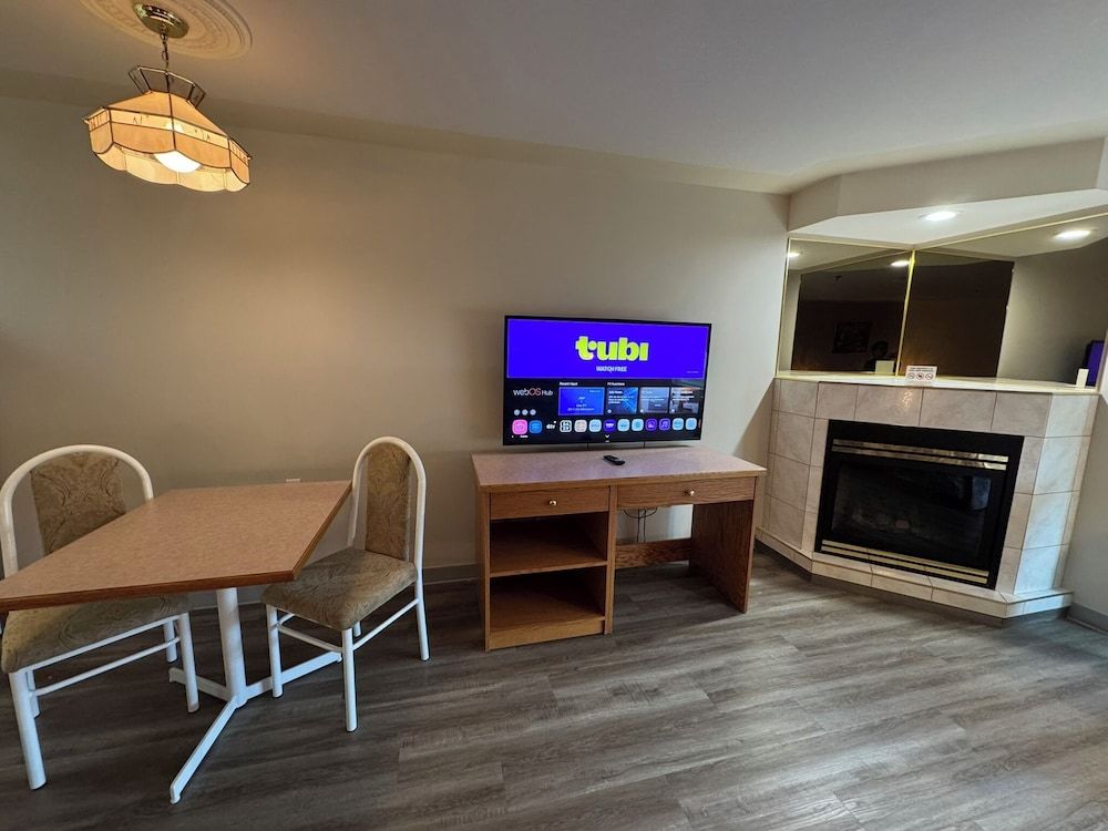 Western Budget Whitecourt 1 & 2 Double Room, 2 Queen Beds, Fireplace 11