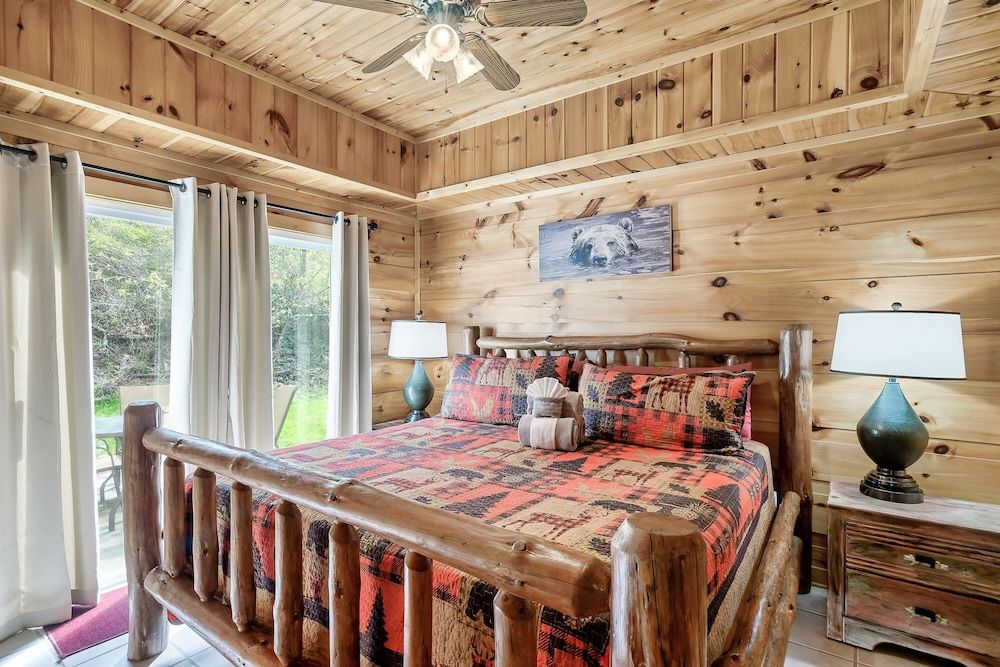 Fireflies and Moonshine Basic Cabin 4