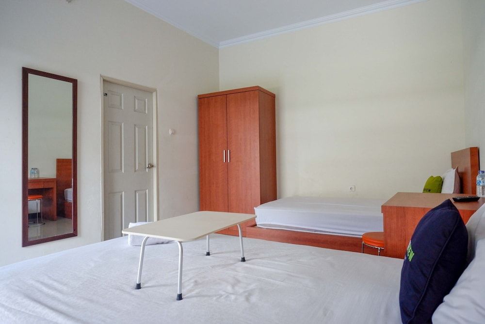 Urbanview Hotel Syariah Casa Azmya Yogyakarta Twin Room 5