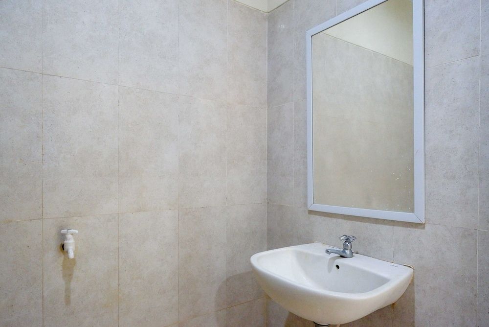 Urbanview Hotel Syariah Casa Azmya Yogyakarta Deluxe Room 11