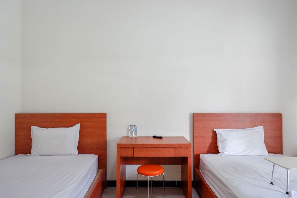 Urbanview Hotel Syariah Casa Azmya Yogyakarta Twin Room 8
